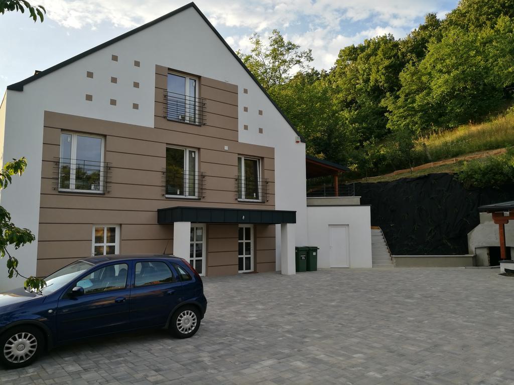 Family Apartman Eplény Εξωτερικό φωτογραφία